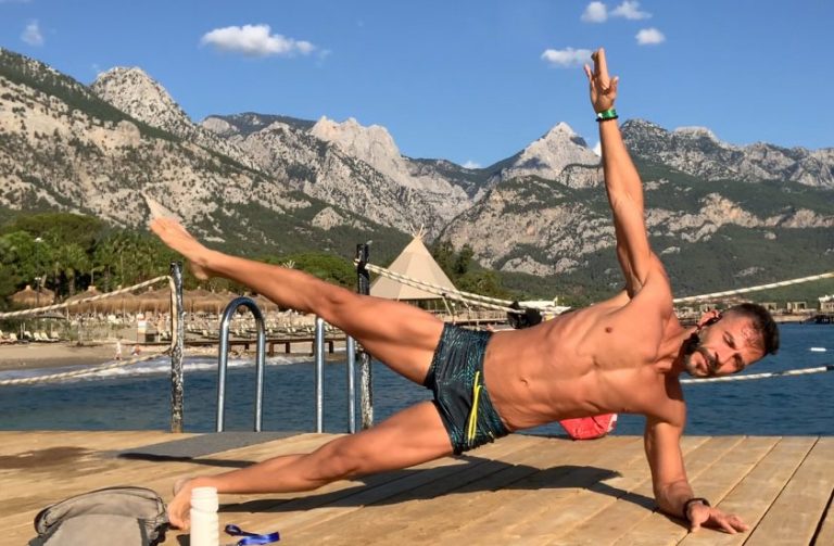 FitMitSly bei den Aufnahmen direkt am Strand